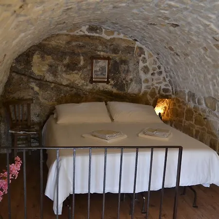 Si-moutique, Le Case-grotte Degli Avi 2